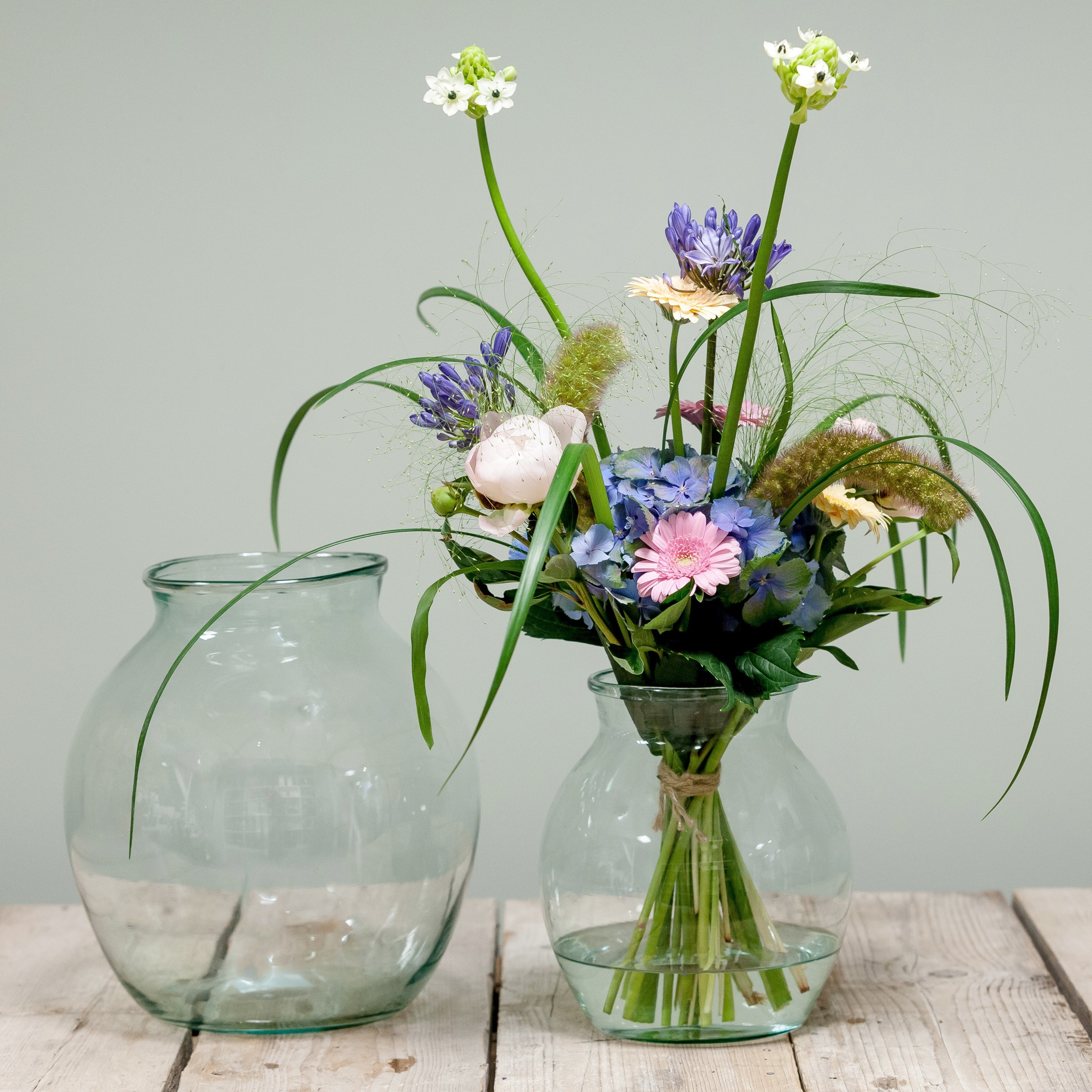 Floreros decorativos de cristal reciclado para bodas en esta primavera-verano