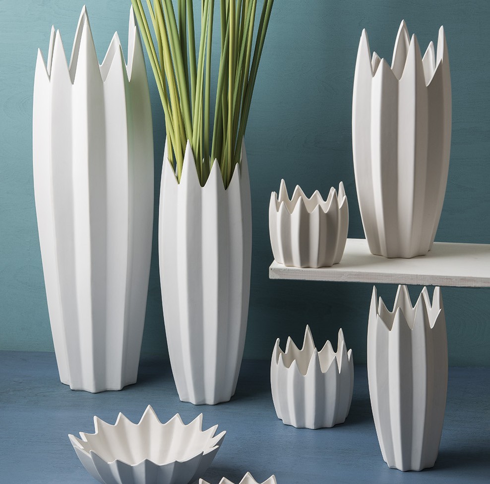 Elegant gerro de ceràmica acabat en puntes, Original Test de Ceràmica blanca Sandra Rich, Proveïdor vidre i ceràmica per a flors i plantes