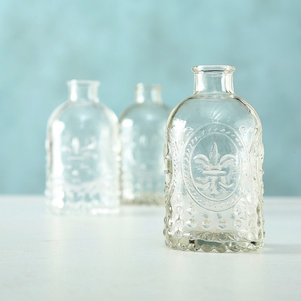 Los floreros en cristal que necesitas para tus proyectos decorativos. Botella original con relieves ideal para decoración de bodas, eventos. 