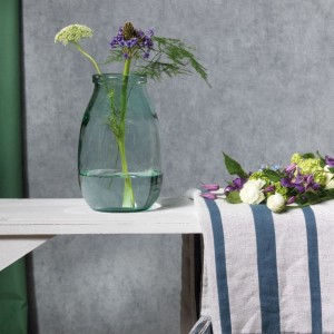 ¡Este verano apuesta por los floreros de cristal reciclados!